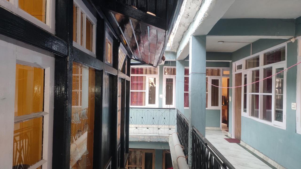The Prasher Lodge Mall Road Manali Extérieur photo