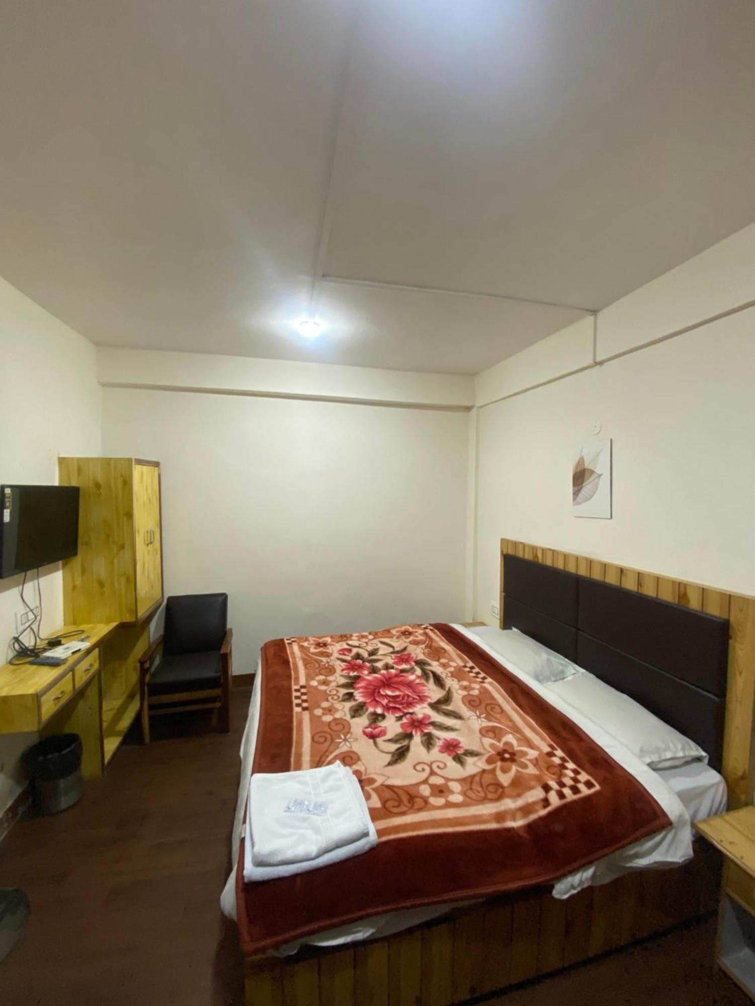 The Prasher Lodge Mall Road Manali Extérieur photo