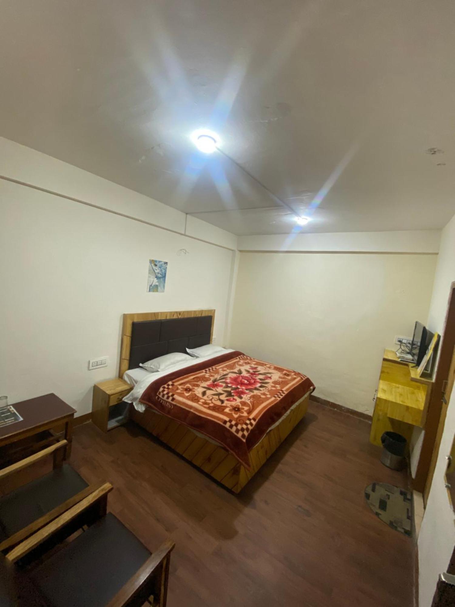 The Prasher Lodge Mall Road Manali Extérieur photo
