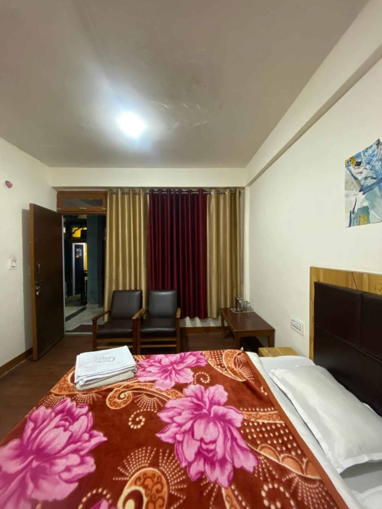 The Prasher Lodge Mall Road Manali Extérieur photo