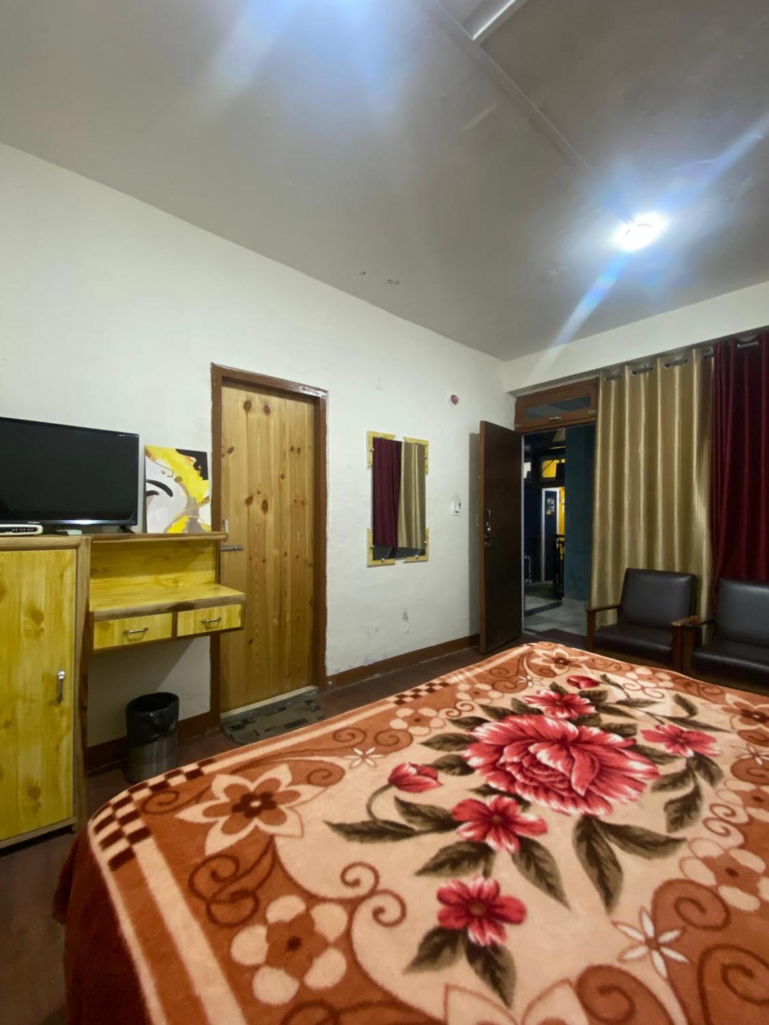 The Prasher Lodge Mall Road Manali Extérieur photo
