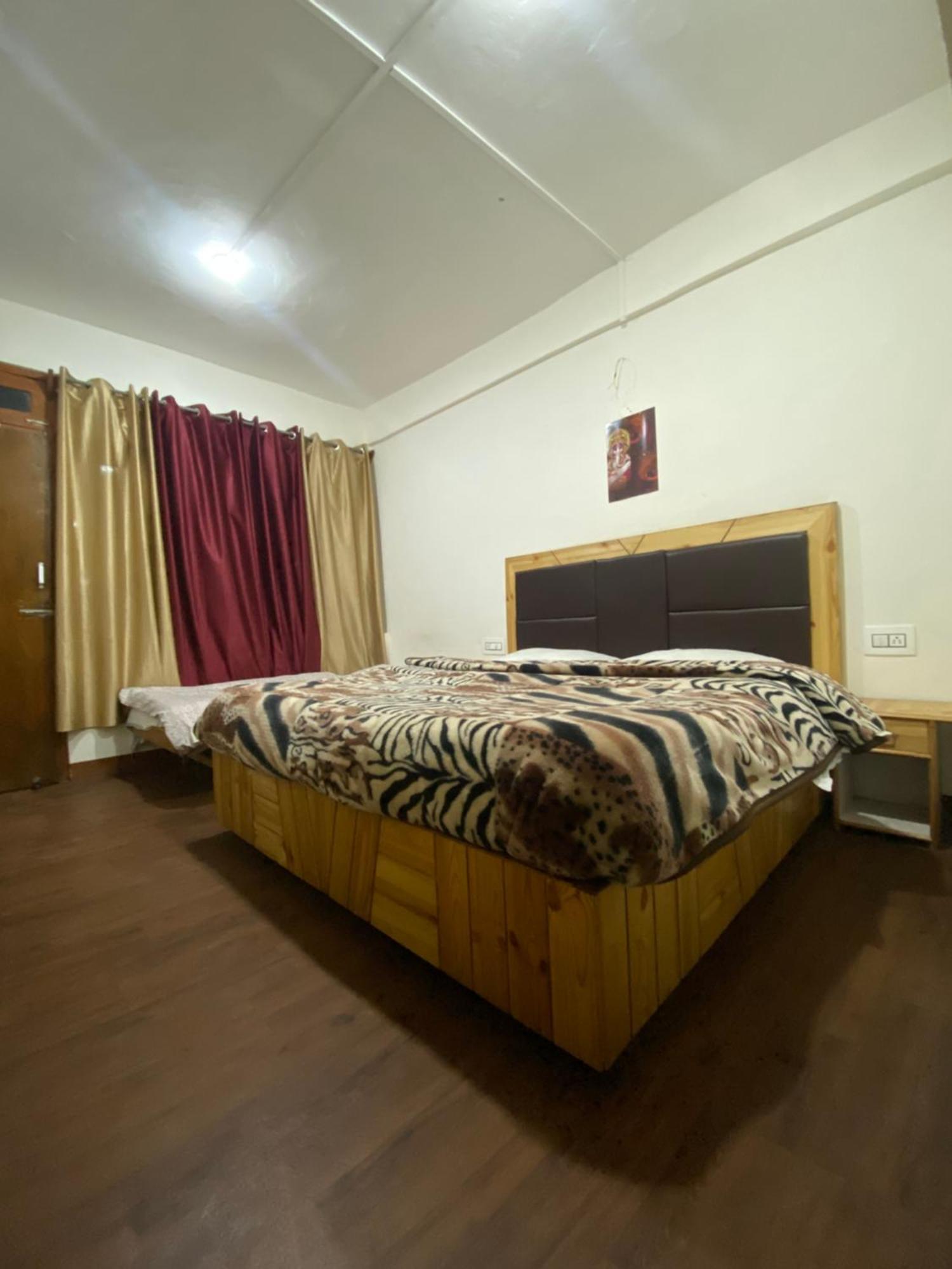 The Prasher Lodge Mall Road Manali Extérieur photo